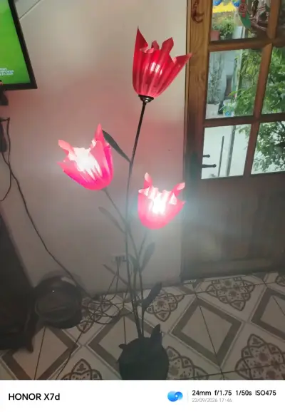 Lámpara de pie con diseño floral en rojo - miniatura 3
