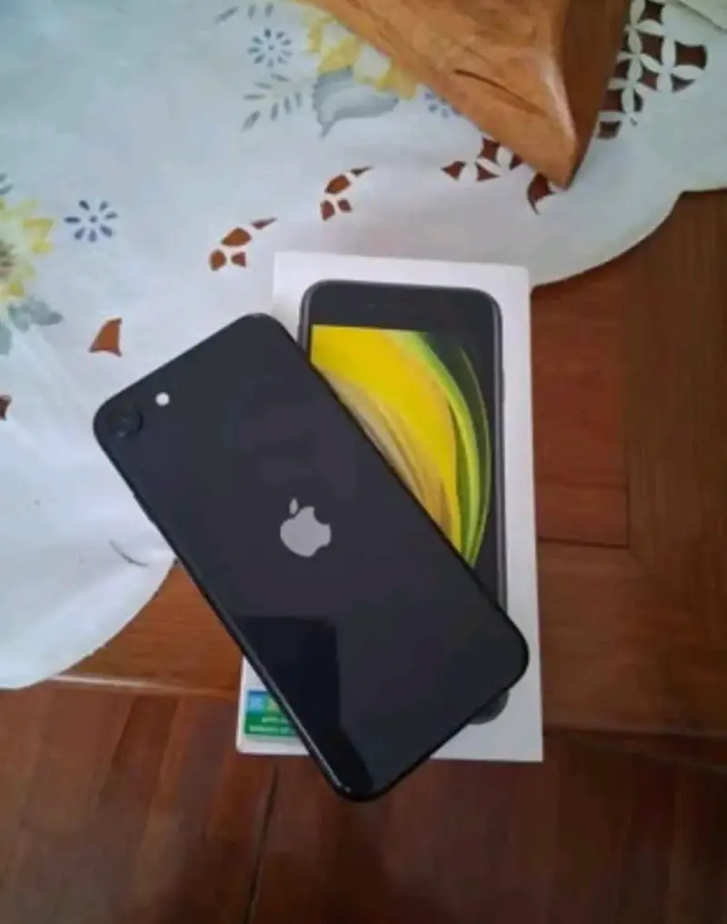 iPhone SE 2020 negro con caja y accesorios - 1