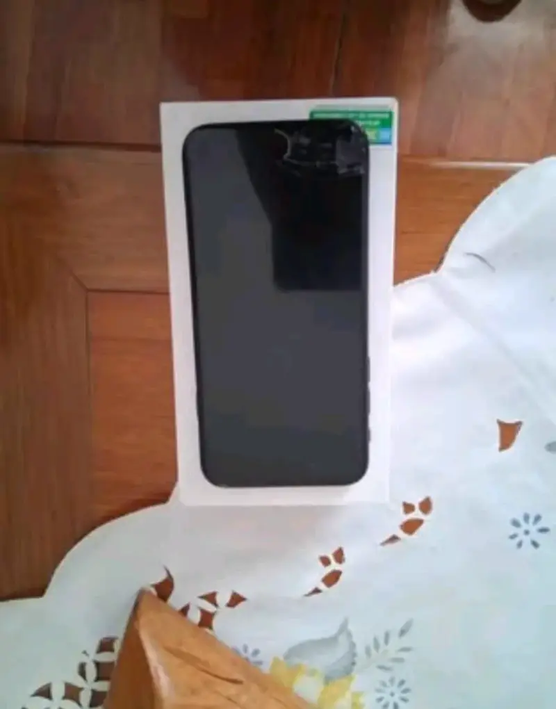 iPhone SE 2020 negro con caja y accesorios - 2