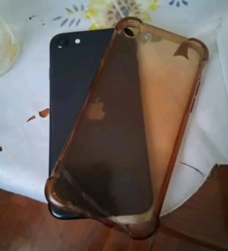 iPhone SE 2020 negro con caja y accesorios - 3