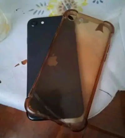 iPhone SE 2020 negro con caja y accesorios - miniatura 3