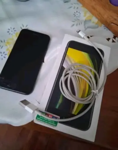 iPhone SE 2020 negro con caja y accesorios - miniatura 4