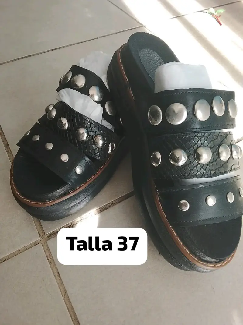 Sandalias negras con tachas talla 37