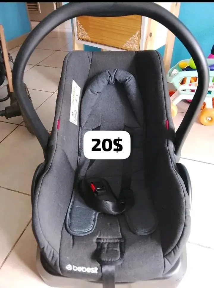 Silla de Auto Bebesit Negra en Buen Estado - 1