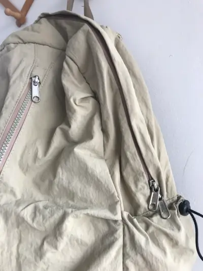 Mochila beige con múltiples compartimentos - miniatura 2