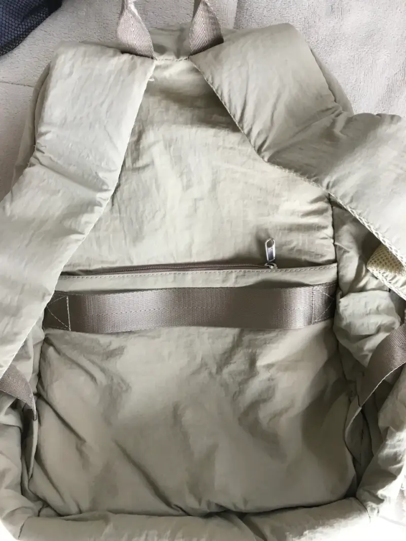 Mochila beige con múltiples compartimentos - 3