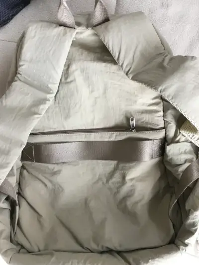 Mochila beige con múltiples compartimentos - miniatura 3