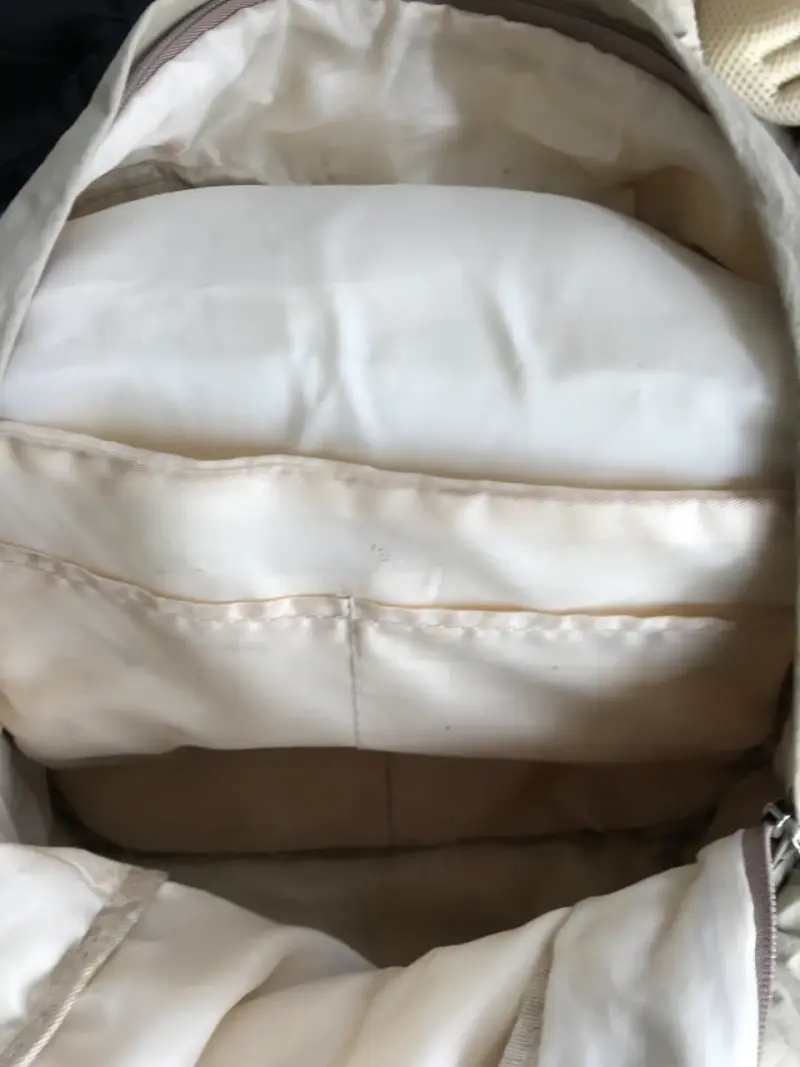 Mochila beige con múltiples compartimentos - 4