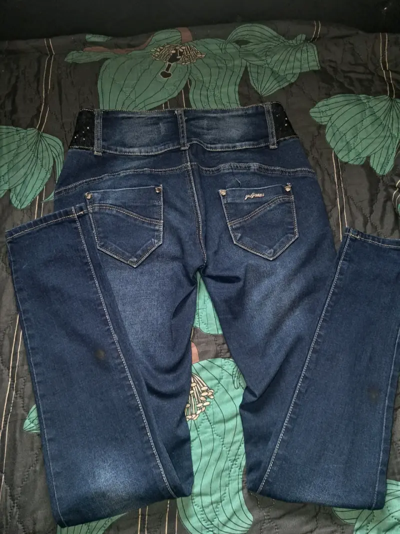 Jeans azul oscuro con detalles brillantes - 2