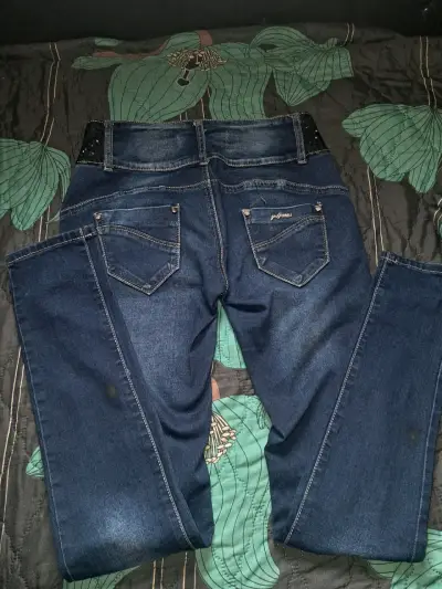 Jeans azul oscuro con detalles brillantes - miniatura 2