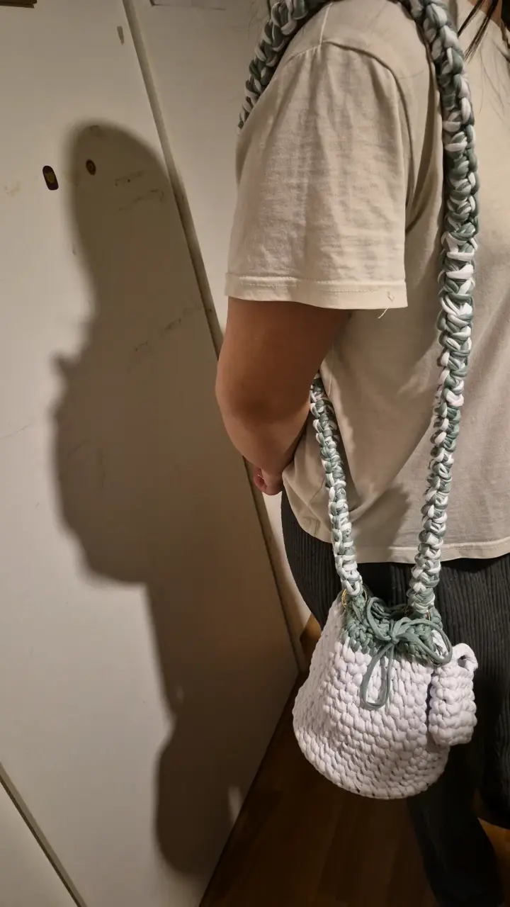 Bolso tejido a mano blanco y verde
