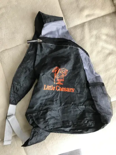 Capa impermeable Little Caesars con capucha - miniatura 1