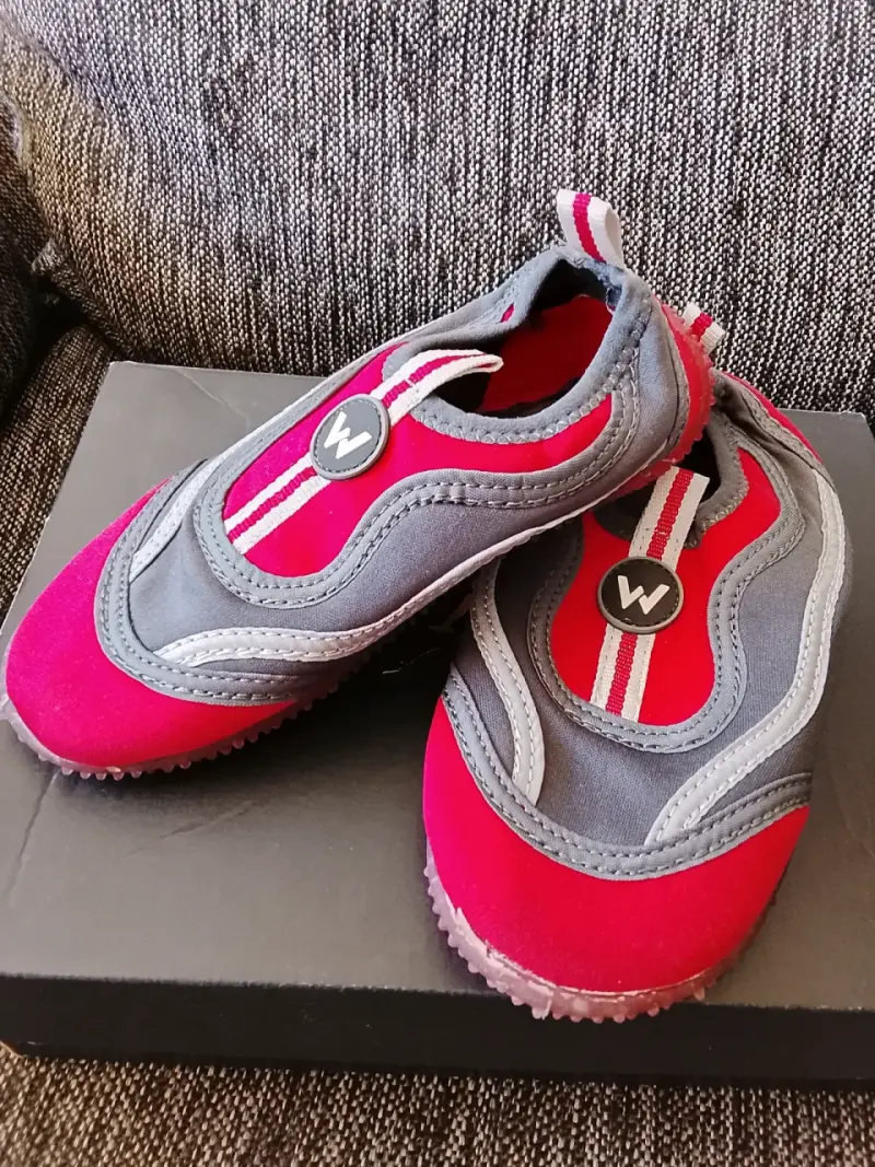 Zapatillas deportivas infantiles rojas y grises - 1