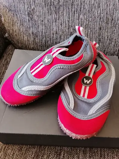 Zapatillas deportivas infantiles rojas y grises - miniatura 1