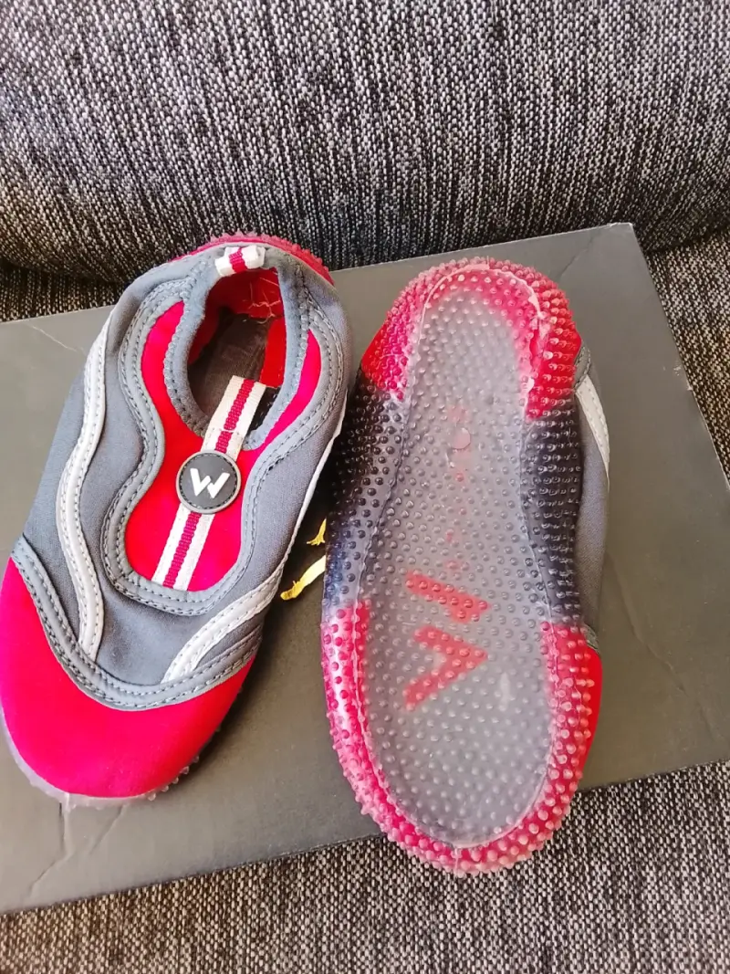 Zapatillas deportivas infantiles rojas y grises - 2