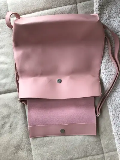 Mochila rosa con detalles de uso - miniatura 1