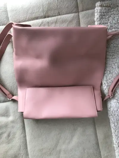 Mochila rosa con detalles de uso - miniatura 2