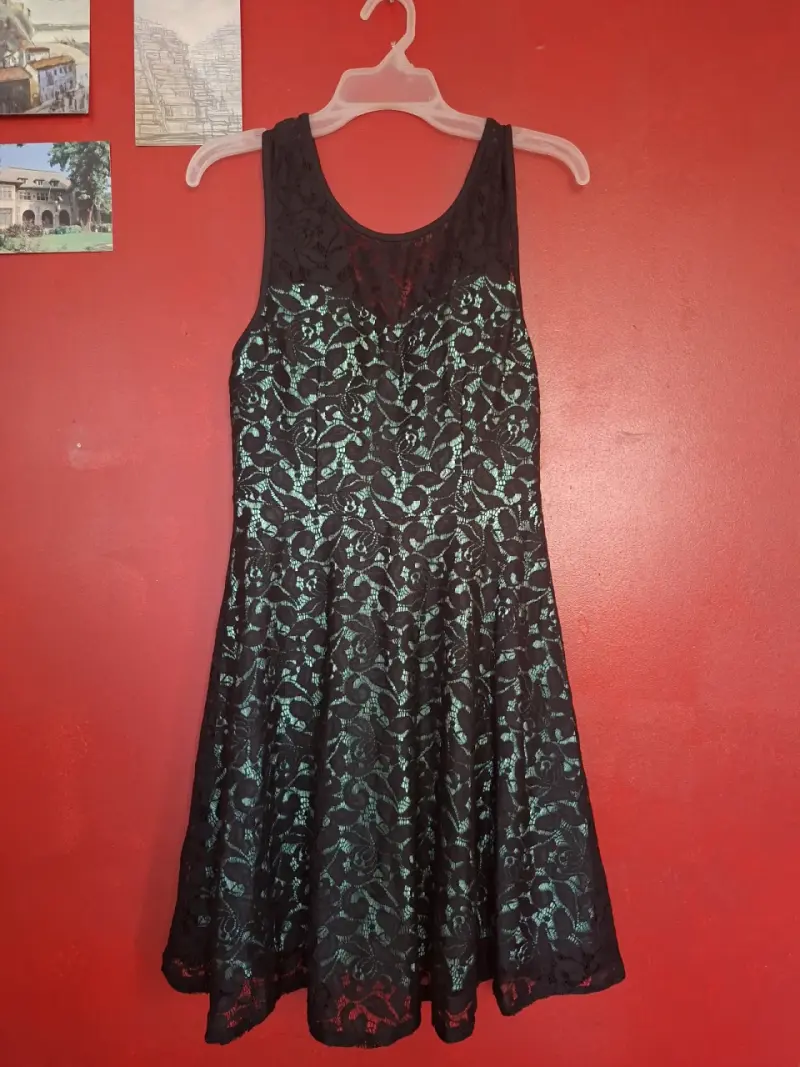Vestido de encaje negro sin mangas