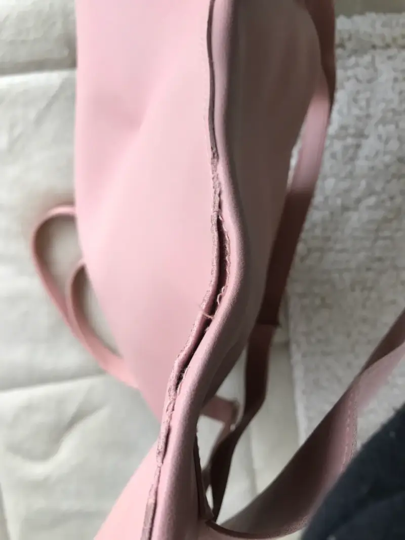 Mochila rosa con detalles de uso - 5