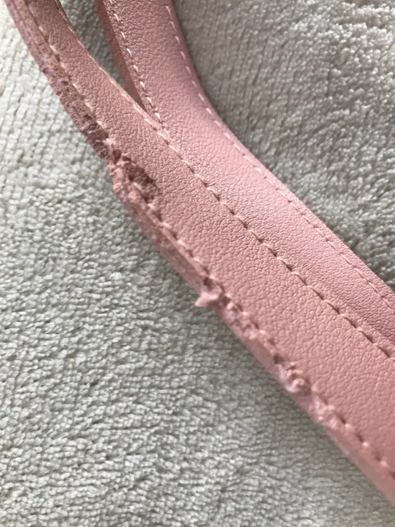 Mochila rosa con detalles de uso - 6