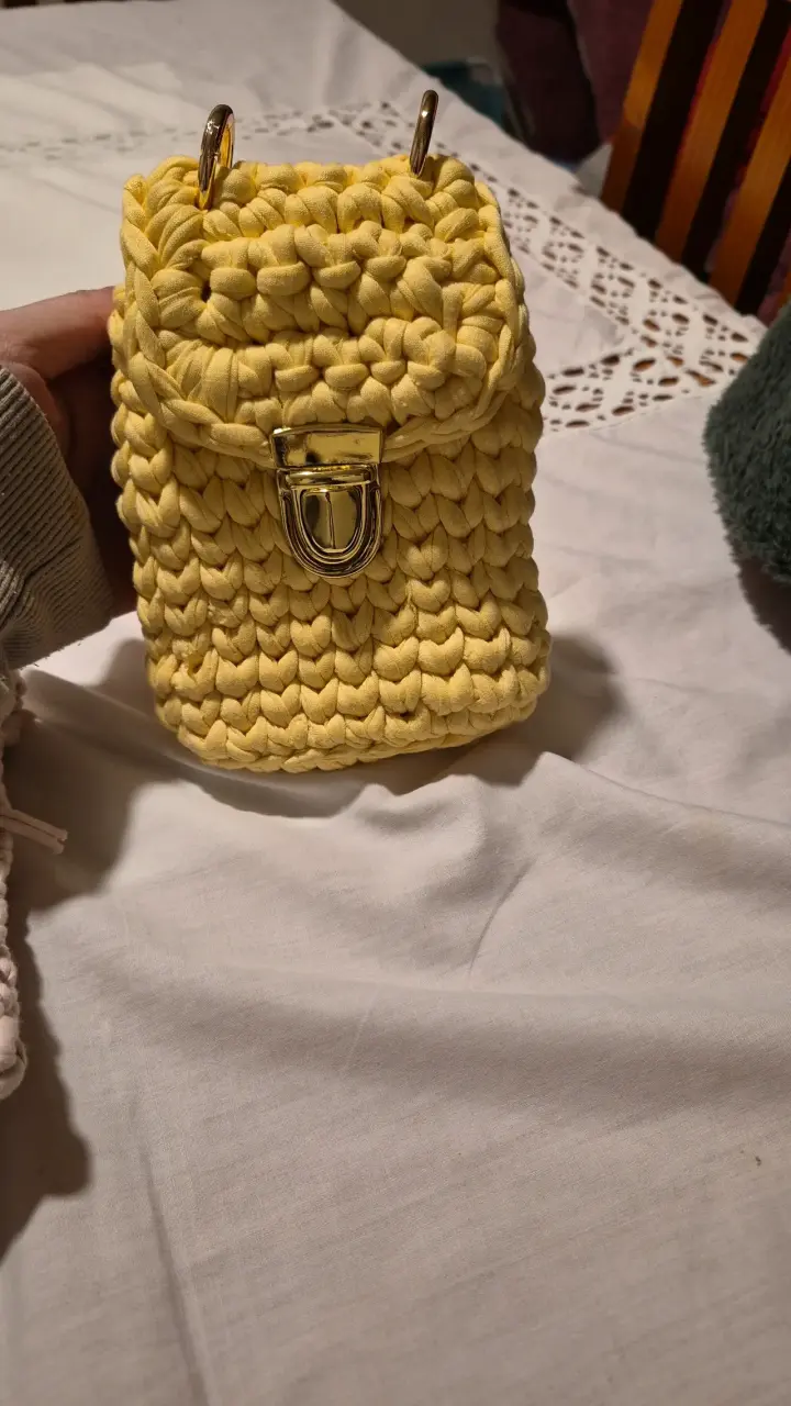 Mochila tejida a mano color amarillo