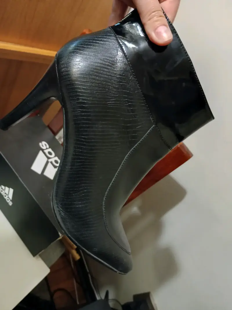 Botines de tacón alto negros elegantes