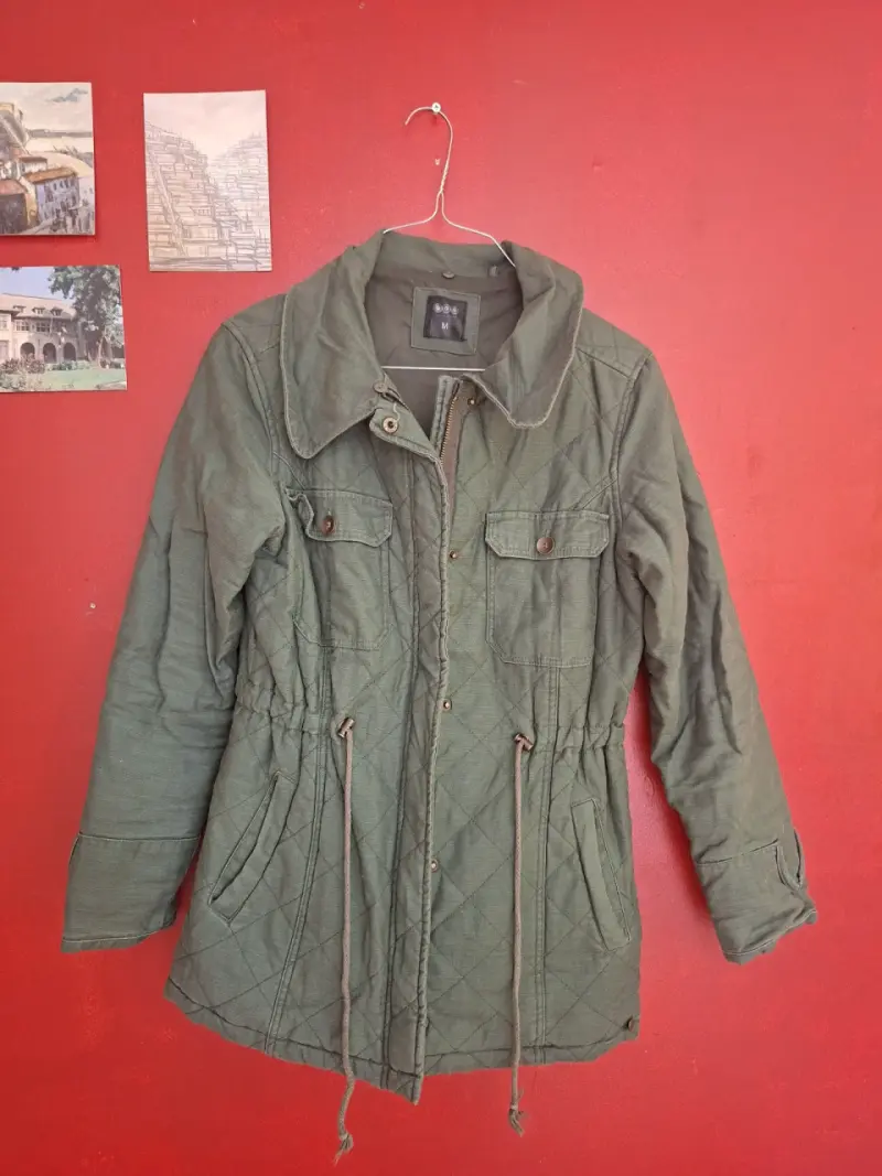 Chaqueta verde militar con bolsillos