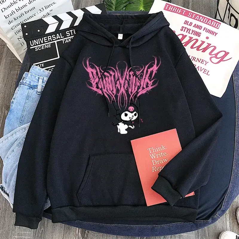 Polerón negro con diseño gráfico y capucha