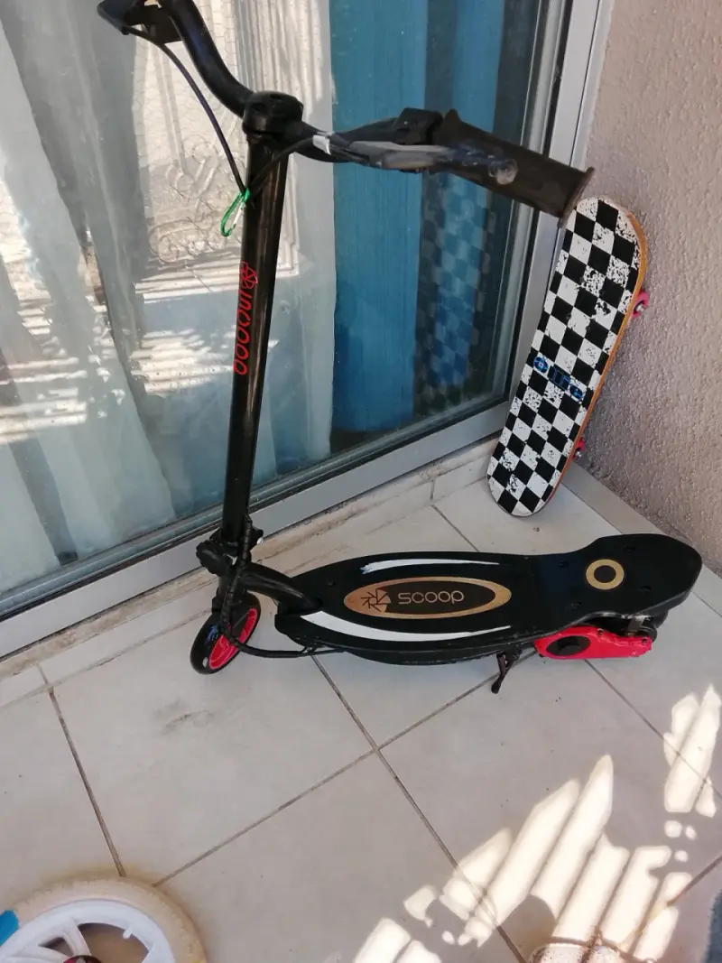 Scooter eléctrico negro con ruedas rojas - 1