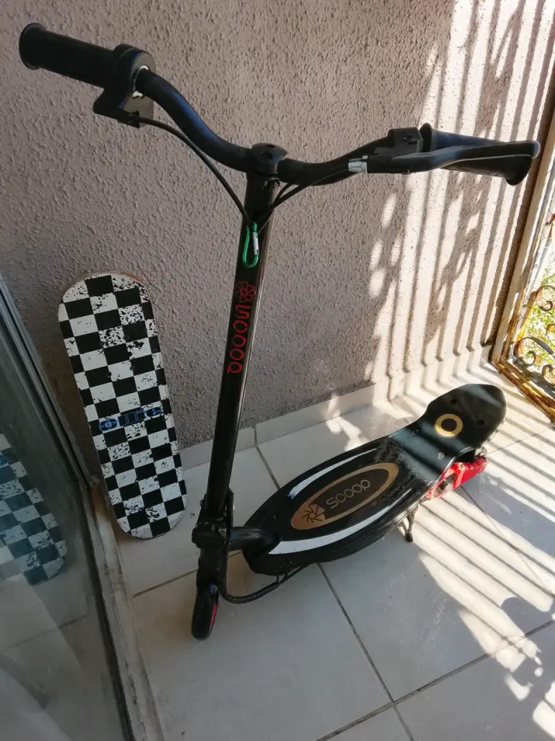 Scooter eléctrico negro con ruedas rojas - 2