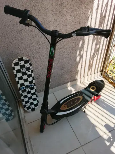 Scooter eléctrico negro con ruedas rojas - miniatura 2