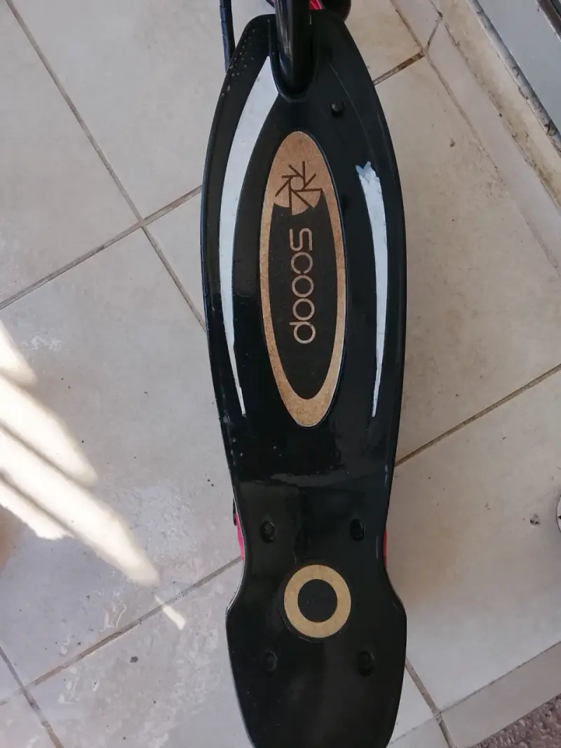 Scooter eléctrico negro con ruedas rojas - 3