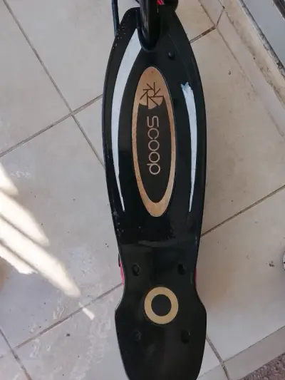 Scooter eléctrico negro con ruedas rojas - miniatura 3
