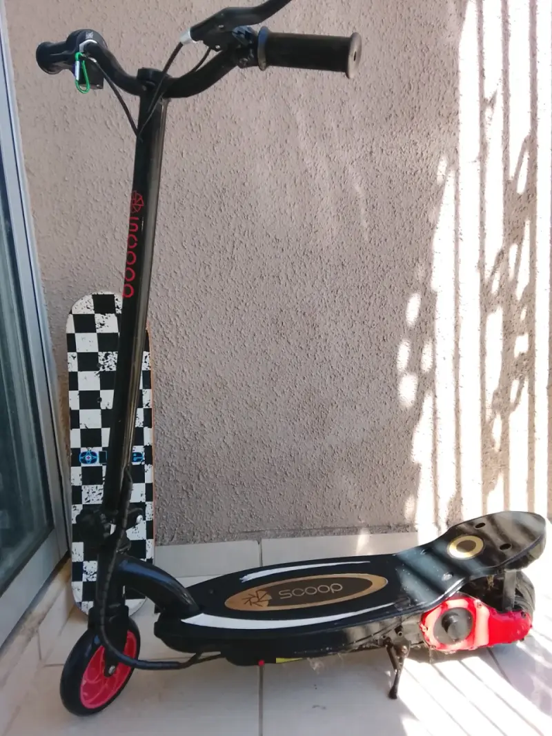 Scooter eléctrico negro con ruedas rojas - 4