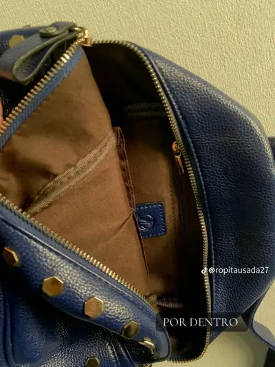 Mochila pequeña azul rey con detalles dorados - miniatura 4