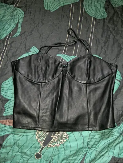 Top de cuero negro con tirantes ajustables - miniatura 1