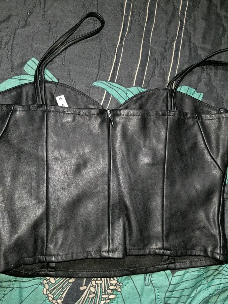 Top de cuero negro con tirantes ajustables - 2
