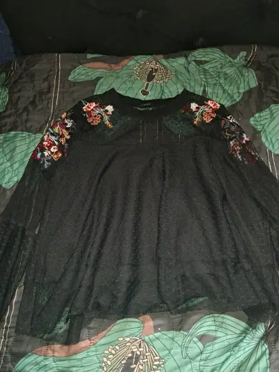 Blusa negra con bordado floral para mujer - miniatura 1
