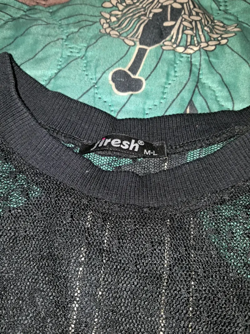 Blusa negra con bordado floral para mujer - 2
