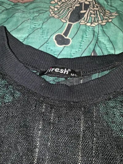 Blusa negra con bordado floral para mujer - miniatura 2