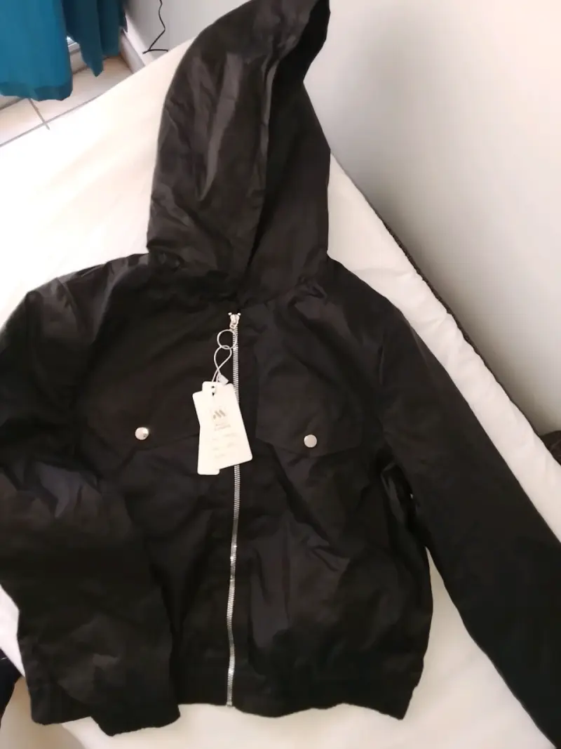 Chaqueta impermeable con capucha para mujer - 2