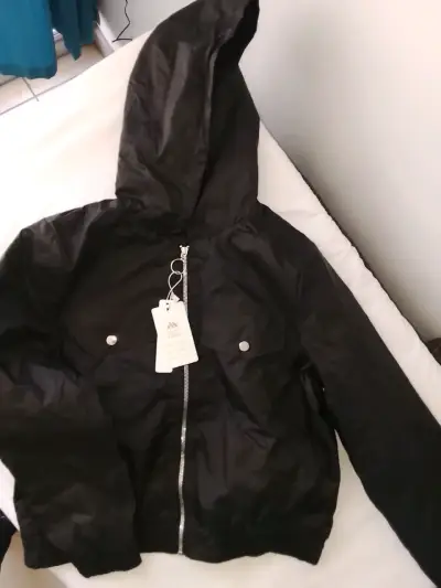 Chaqueta impermeable con capucha para mujer - miniatura 2