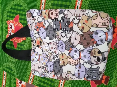 Bolsa de tela estampada con gatos y cómics - miniatura 1