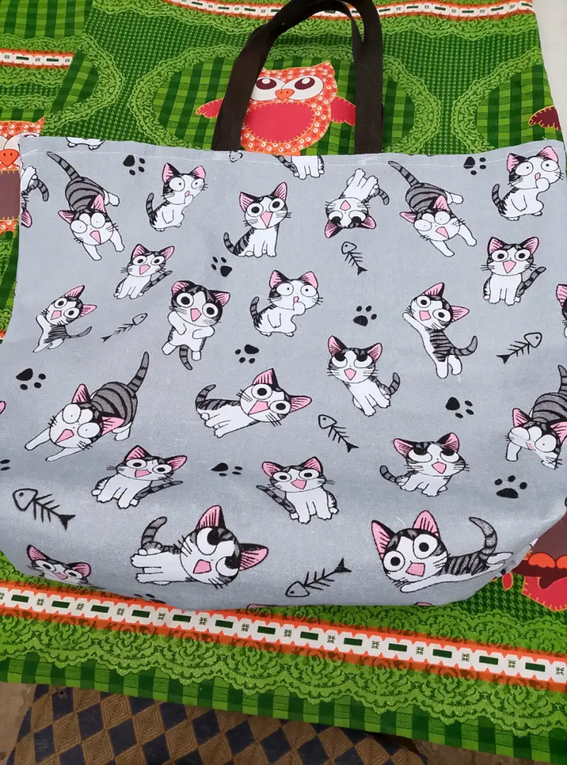 Bolsa de tela estampada con gatos y cómics - 2