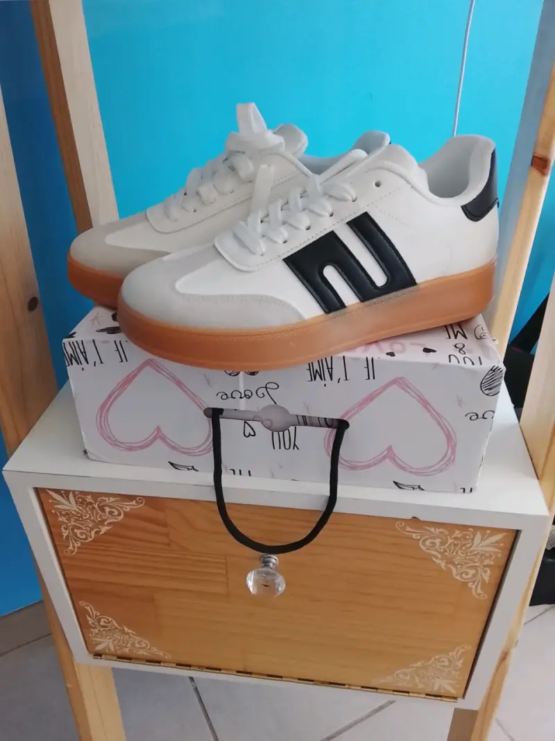 Zapatillas deportivas blancas con suela de goma - 1