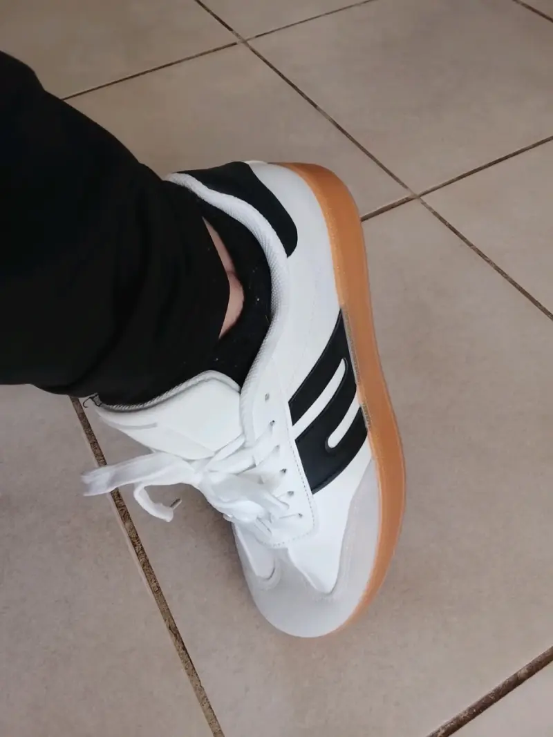 Zapatillas deportivas blancas con suela de goma - 2