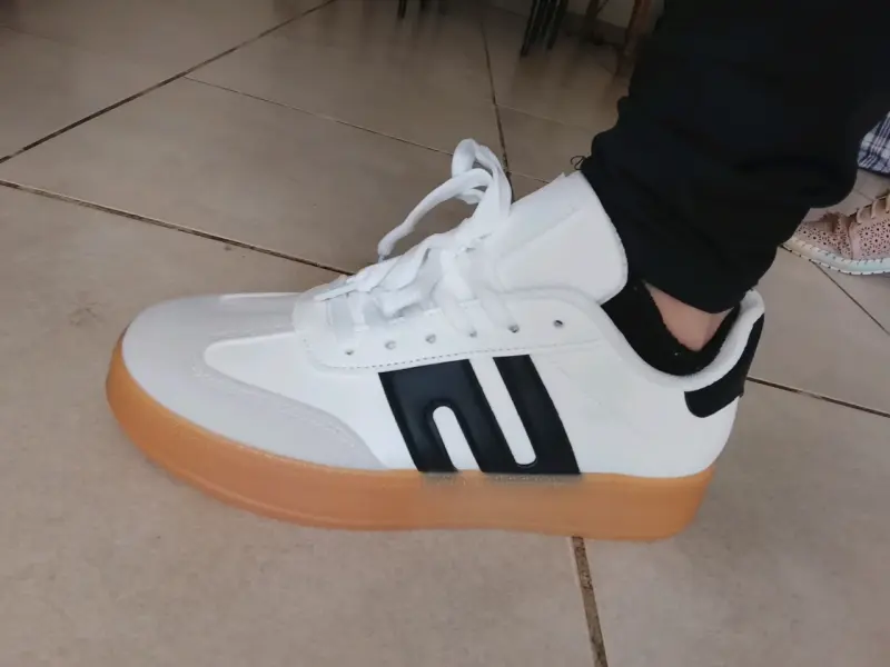 Zapatillas deportivas blancas con suela de goma - 3