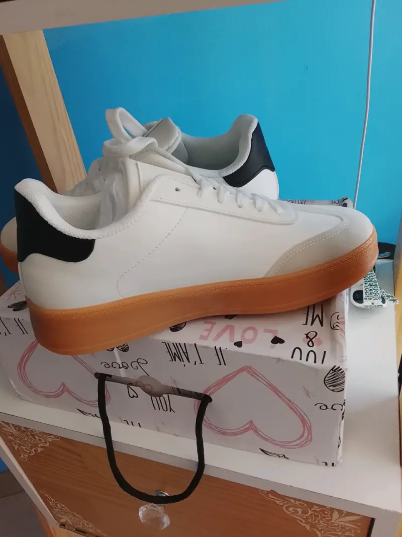 Zapatillas deportivas blancas con suela de goma - 4