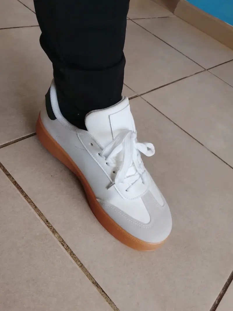 Zapatillas deportivas blancas con suela de goma - 5