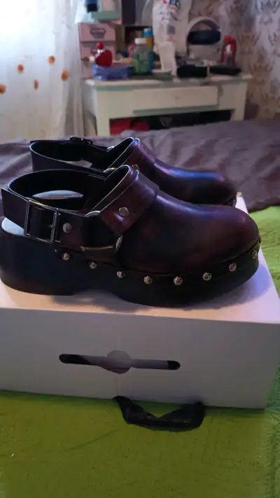 Zapatos de plataforma con hebillas y tachuelas - miniatura 1